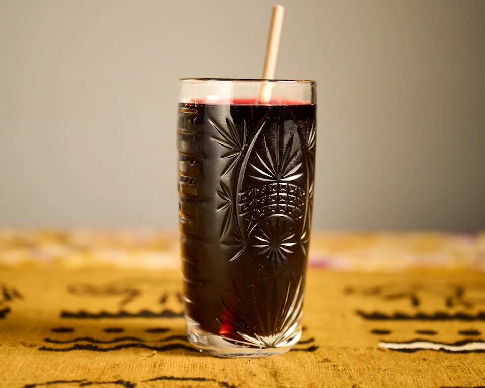 Jus de Bissap artisanal — infusion de fleurs d'hibiscus séchées, légèrement sucrée, boisson traditionnelle d'Afrique de l'Ouest — Mauya Lyon